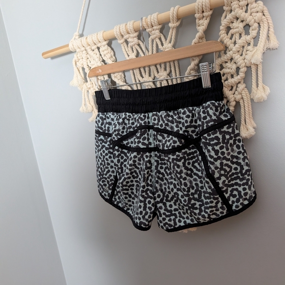 lululemon athletica Tracker Shorts Size 6 Blue Black Lined Gym Fitness Yoga - Picture 6 of 7